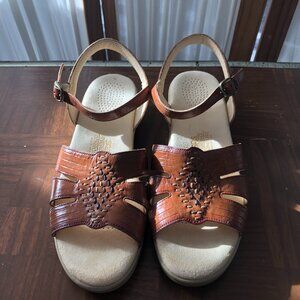 Woman's Sandels SAS Brown Leather 9 1/2 S